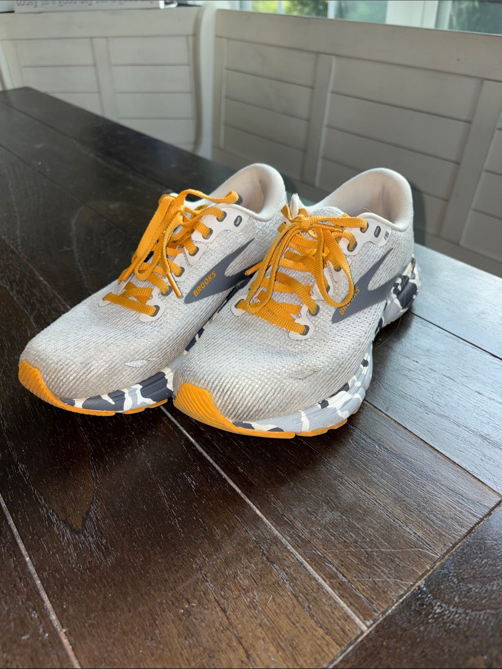 BROOKS Ghost 15 Blanc/Gray/Sunflower Women Size 8 Camo Black White Running Shoe